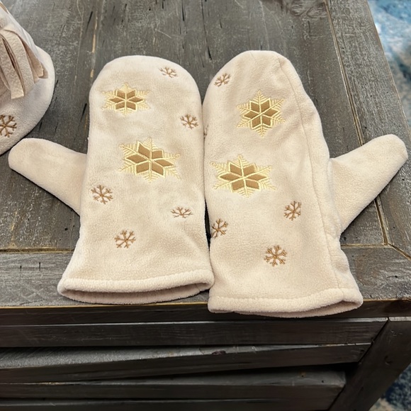 Outbrook Cream snowflake beanie cap and matching gloves - Picture 3 of 6